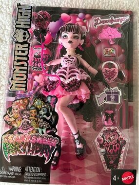 Monster High Draculaura Doll . Sweet 1600 Birthday. - 1 Doll and 7 Accessories.